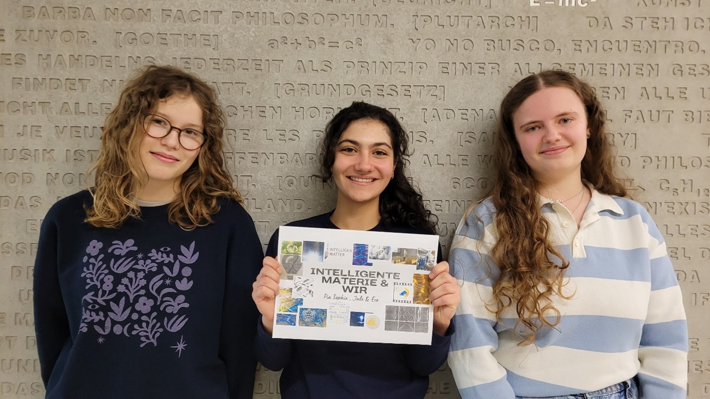 Drei Schülerinnen der Jahrgangsstufe EF nehmen an SmartMatters4You teil verkleinert