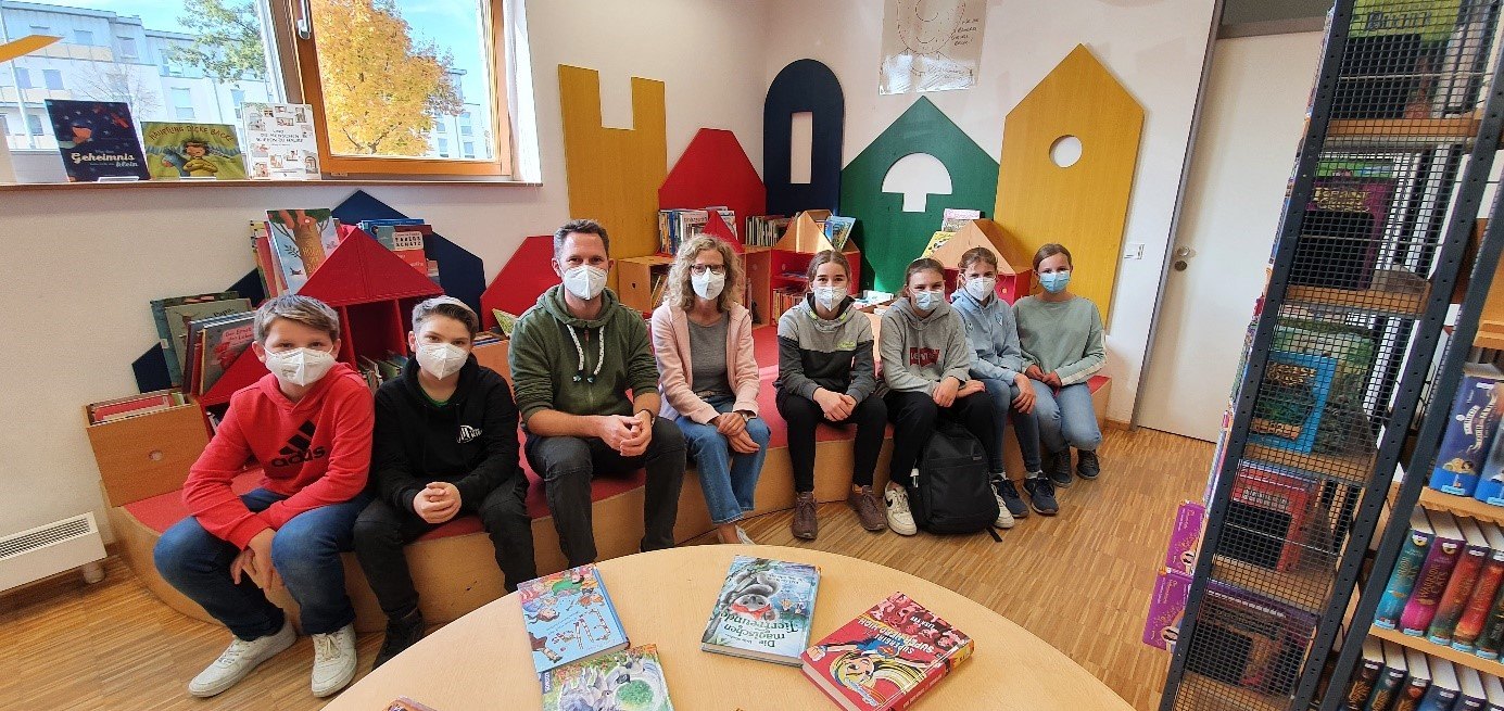 Forder Förder Projekt der Klasse 6 zu Besuch in der Stadteil Bücherei in Gievenbeck verkleinert