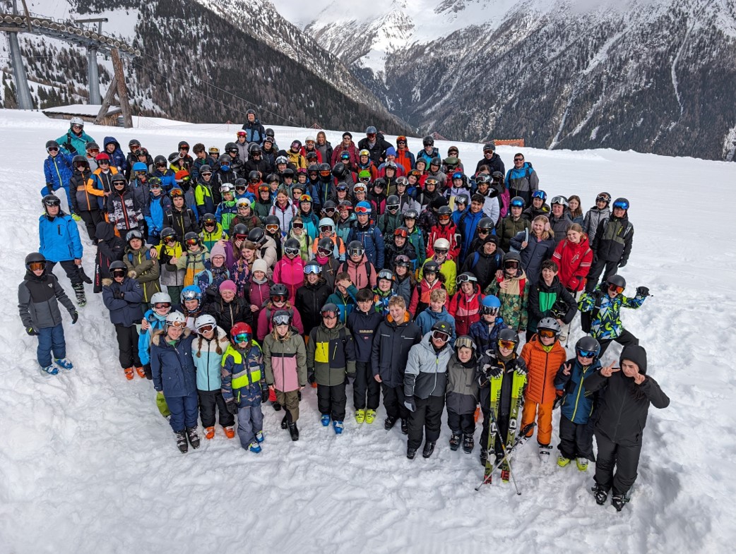 Schnee Spaß und Skitaufe verkleinert