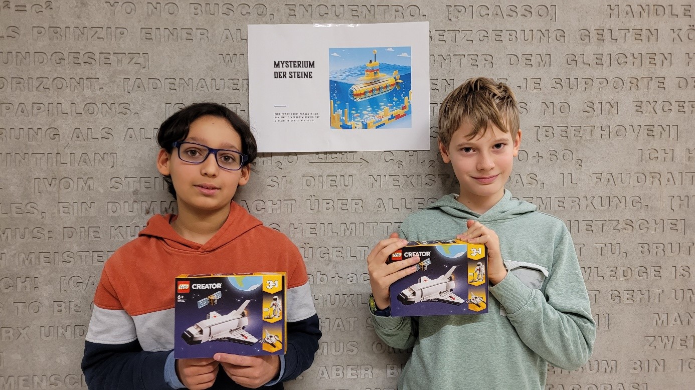 Überraschung in der Vorweihnachtszeit Vincent und Emilio aus der 6c erhalten Überraschungspaket von LEGO nach Forschertriathlon