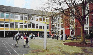 Das Schulgebäude im Jubiläumsjahr 2001